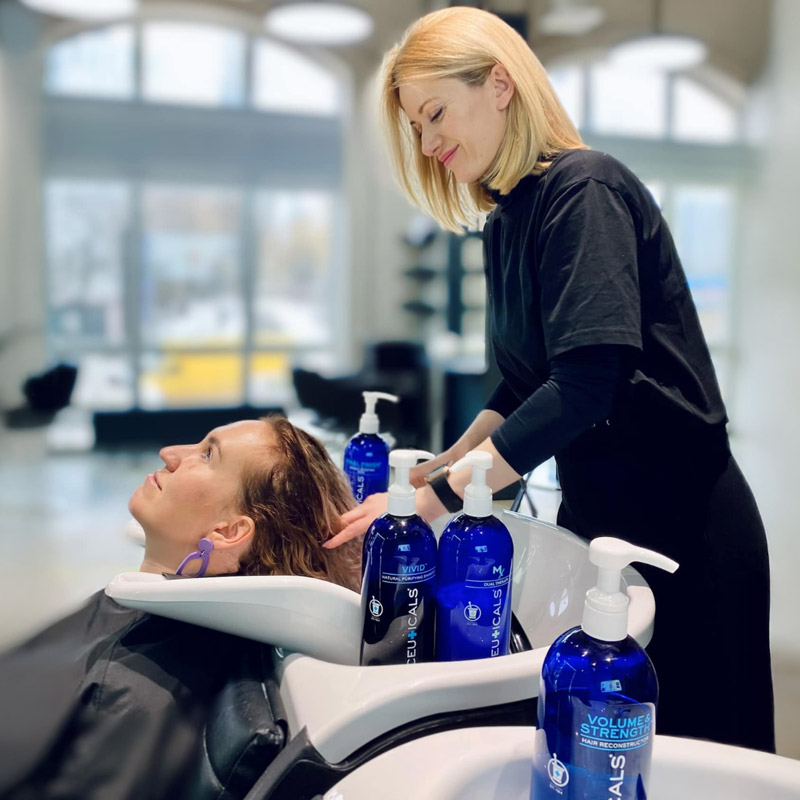 Mediceuticals-Behandlung Kopfhaut Treatment im Zweithaarstudio mit Haarewaschen